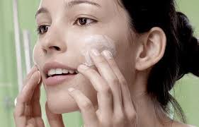 L'importanza della Skincare Quotidiana per Pelle Acneica