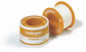 CEROTTO ADESIVO IPOALLERGENICO LEUKOPOR. SUPPORTO: TESSUTO NON TESSUTO BIANCO DI POLIESTERE E VISCOSA ADESIVO POLIACRILICO SENZA RESINE E GOMME NATURALI. 5X5CM MUTABILE - Farmaciapacini.it