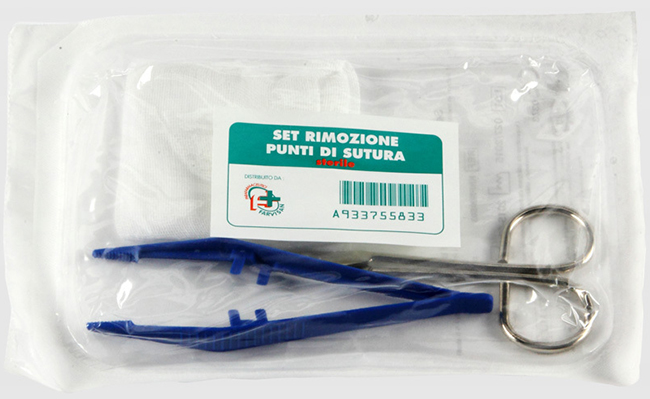 SET PER LA RIMOZIONE DEI PUNTI DI SUTURA COMPOSTO DA 1 FORBICE 1 PINZETTA 2 COMPRESSE DI GARZA DI COTONE - Farmaciapacini.it